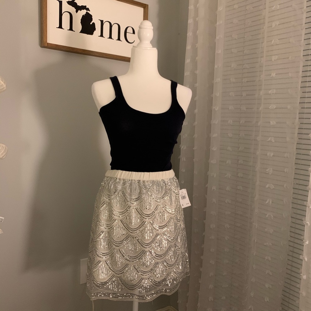NWT Sequin scalloped trim/patterned skirt